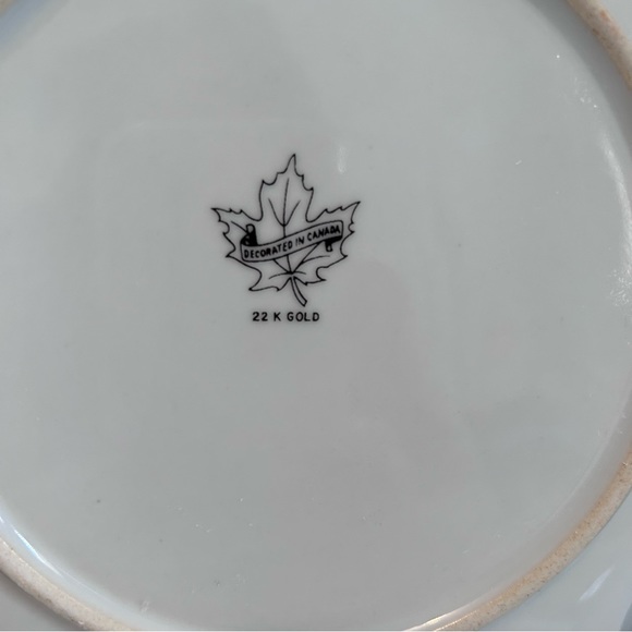 Coat of Arms Canada Souvenir Plate with Provinces & Territories Emblems - Picture 2 of 10